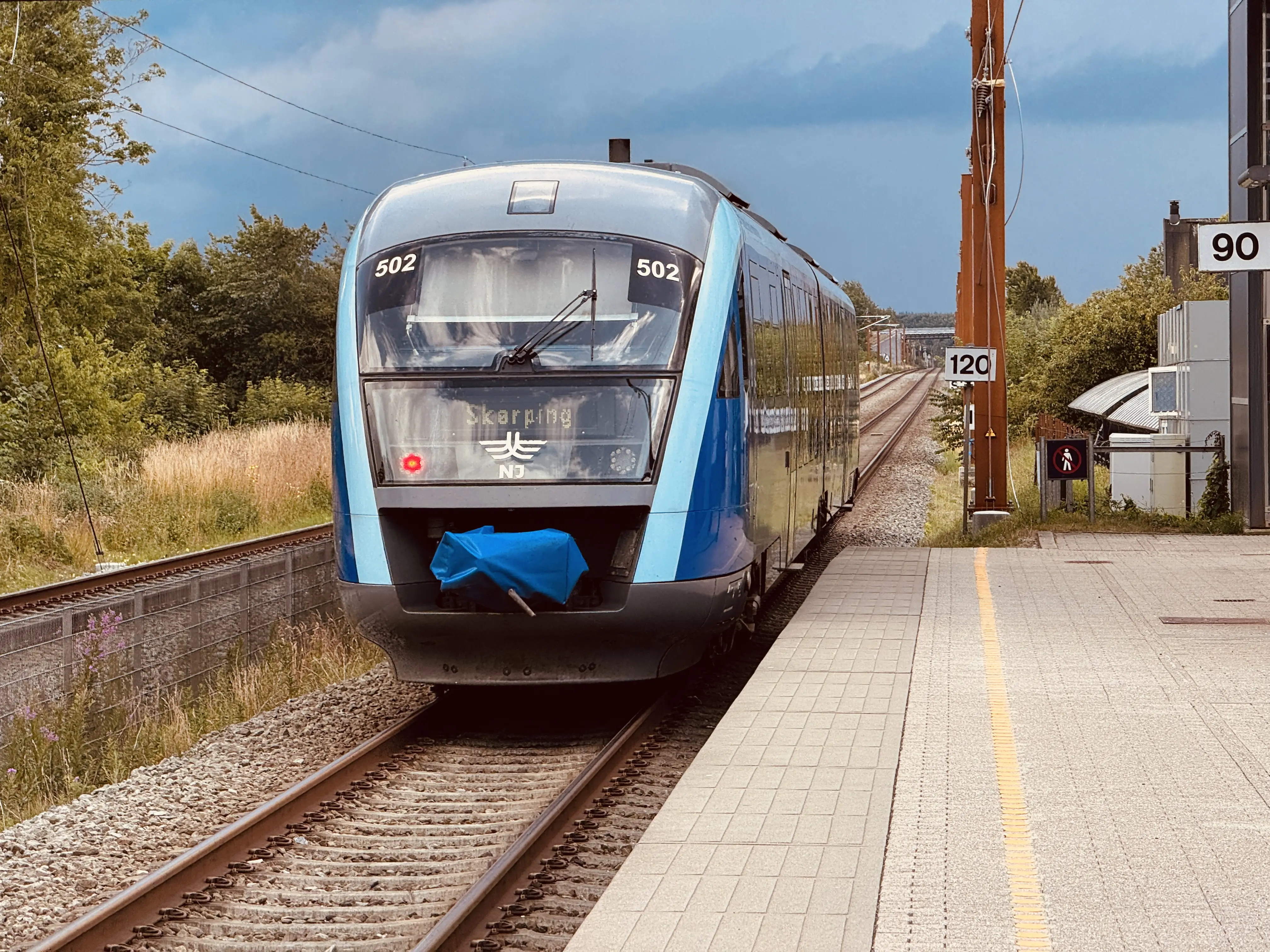 Billede af NJJ DM 502 fotograferet ud for Støvring Trinbræt. Billede af NJJ DM 502 fotograferet ud for Støvring Trinbræt.