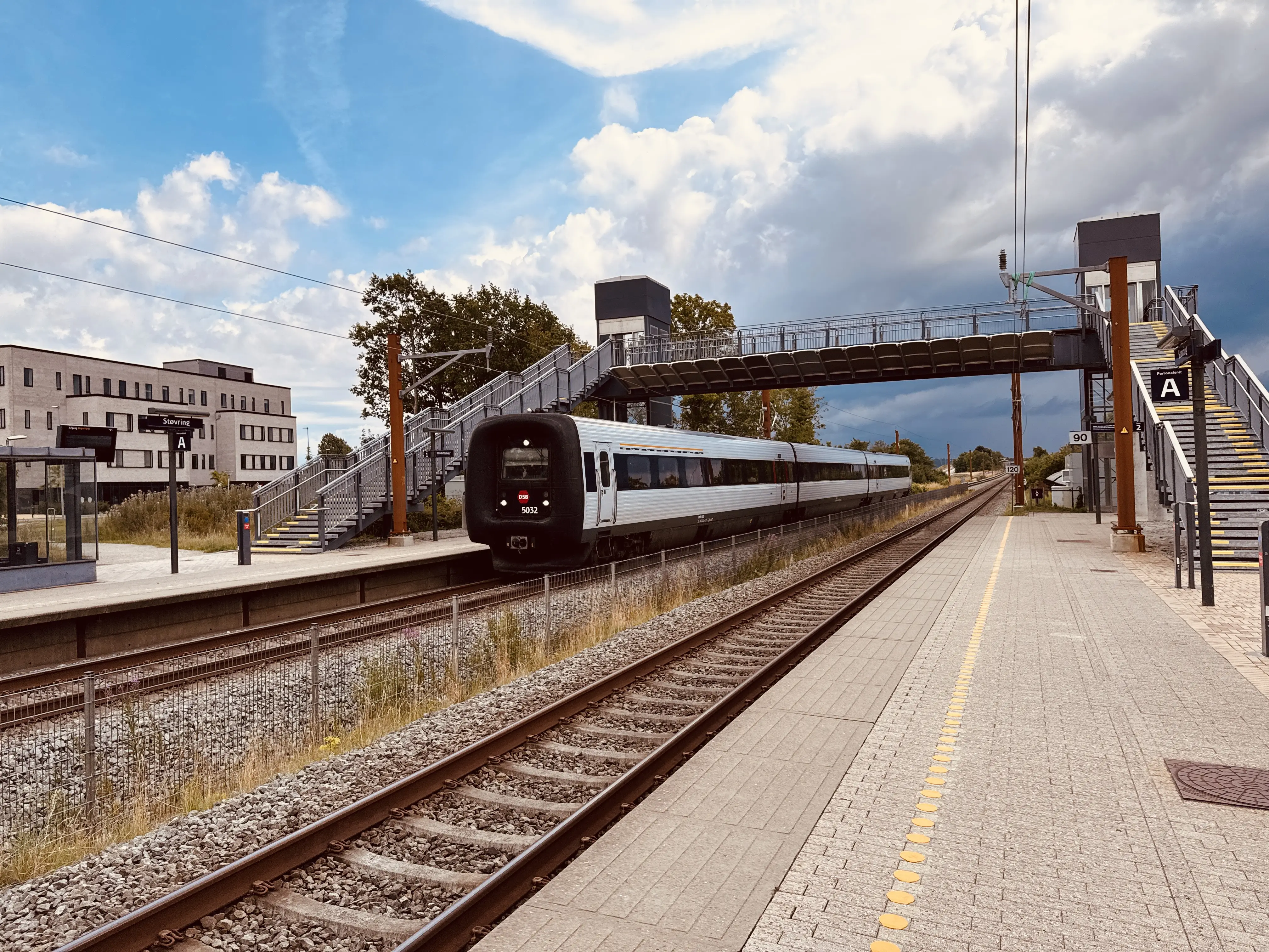 Billede af DSB MF 5032 fotograferet ud for Støvring Trinbræt. Billede af DSB MF 5032 fotograferet ud for Støvring Trinbræt.