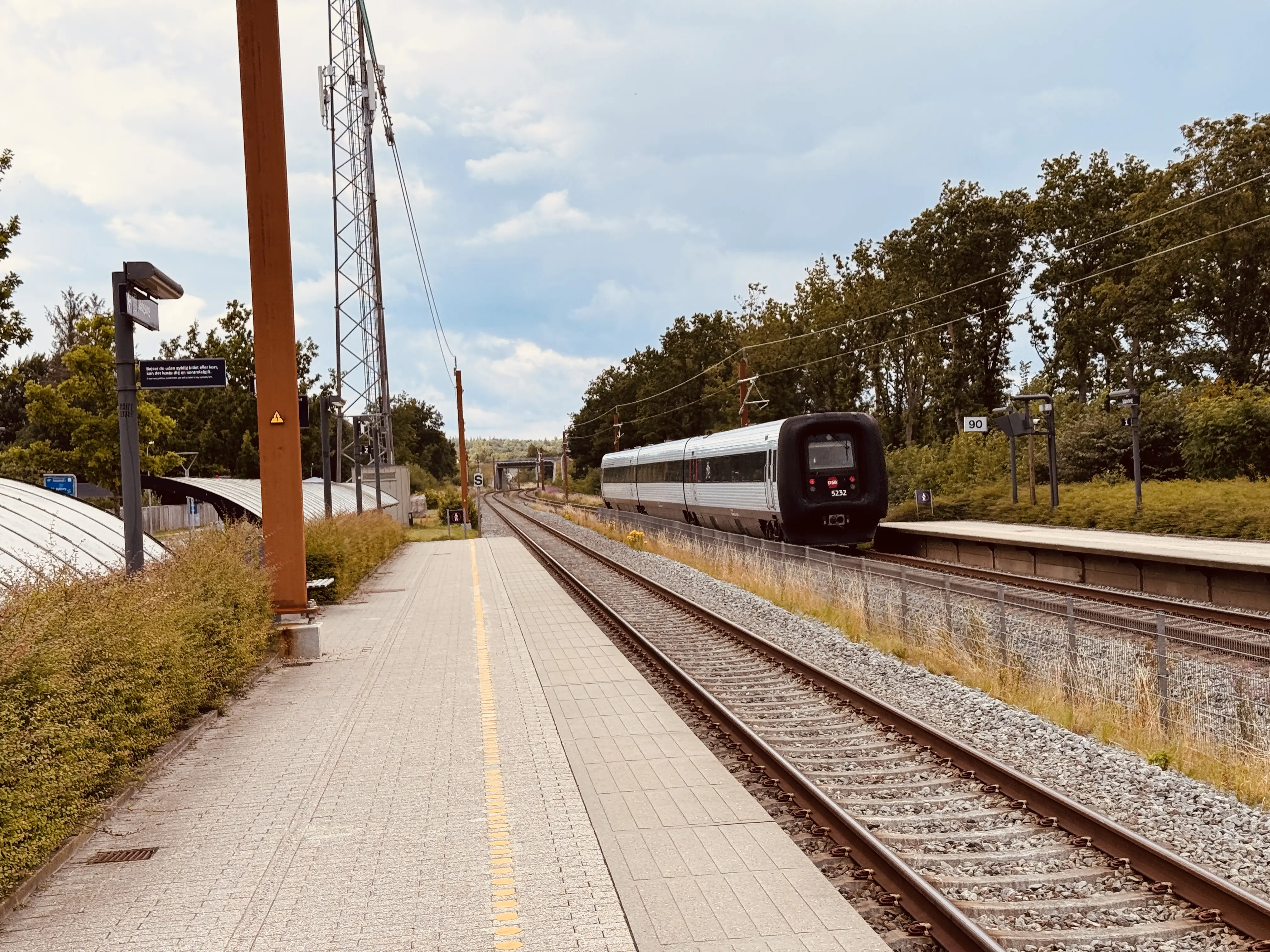 Billede af DSB MF 5032 fotograferet ud for Støvring Trinbræt. Billede af DSB MF 5032 fotograferet ud for Støvring Trinbræt.
