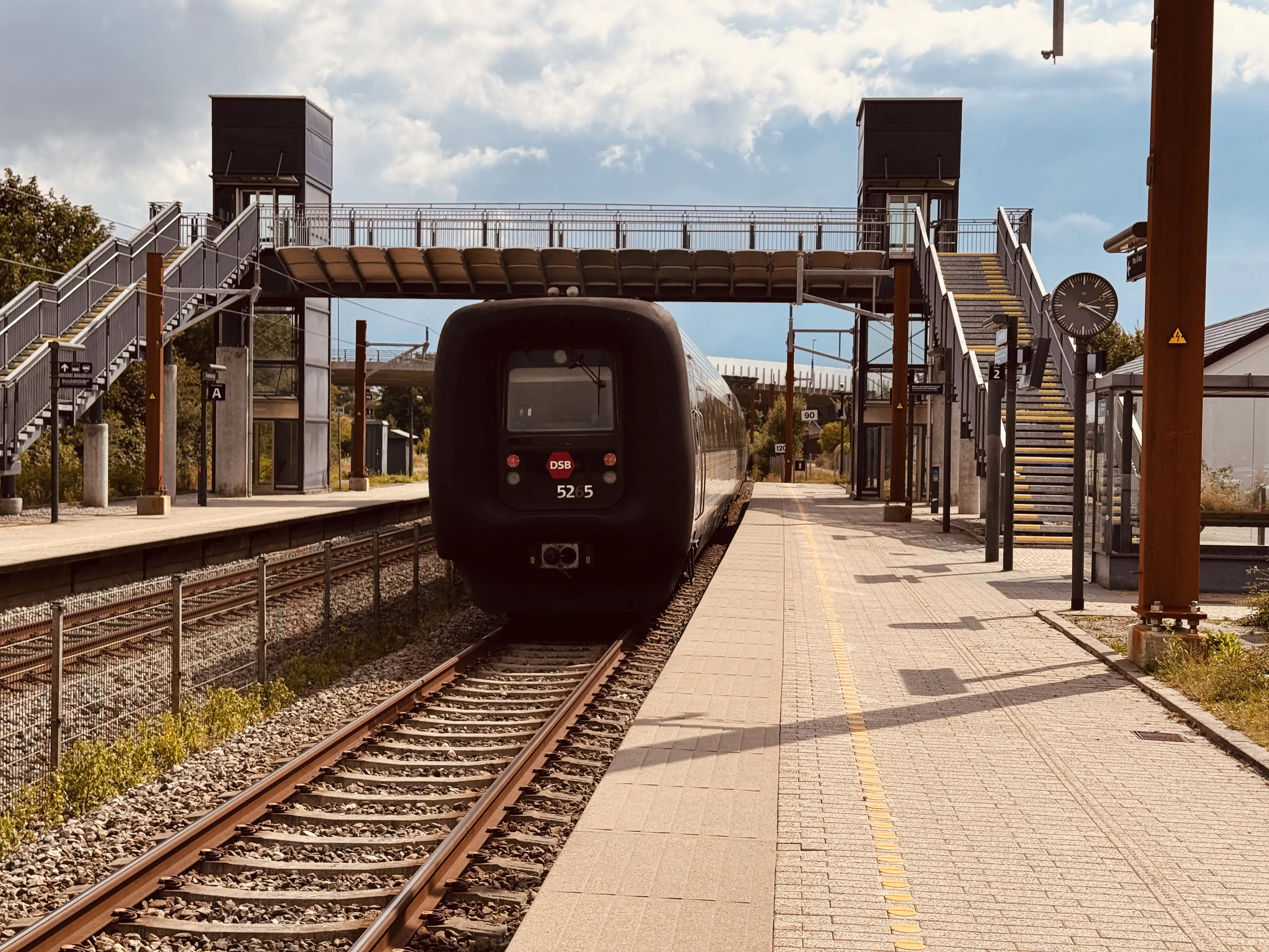 Billede af DSB MF 5065 fotograferet ud for Svenstrup (Jylland) Trinbræt. Billede af DSB MF 5065 fotograferet ud for Svenstrup (Jylland) Trinbræt.