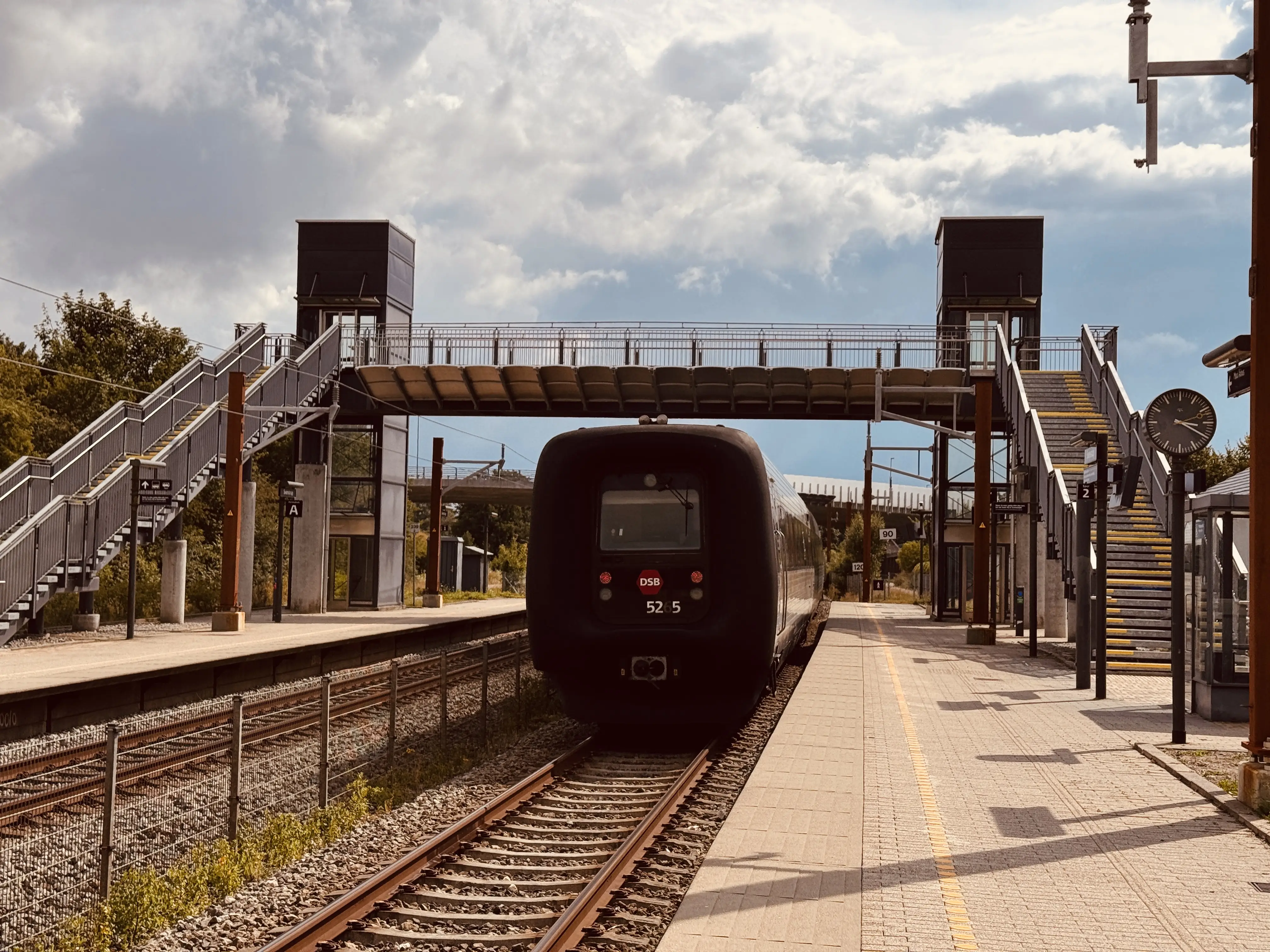 Billede af DSB MF 5065 fotograferet ud for Svenstrup (Jylland) Trinbræt. Billede af DSB MF 5065 fotograferet ud for Svenstrup (Jylland) Trinbræt.