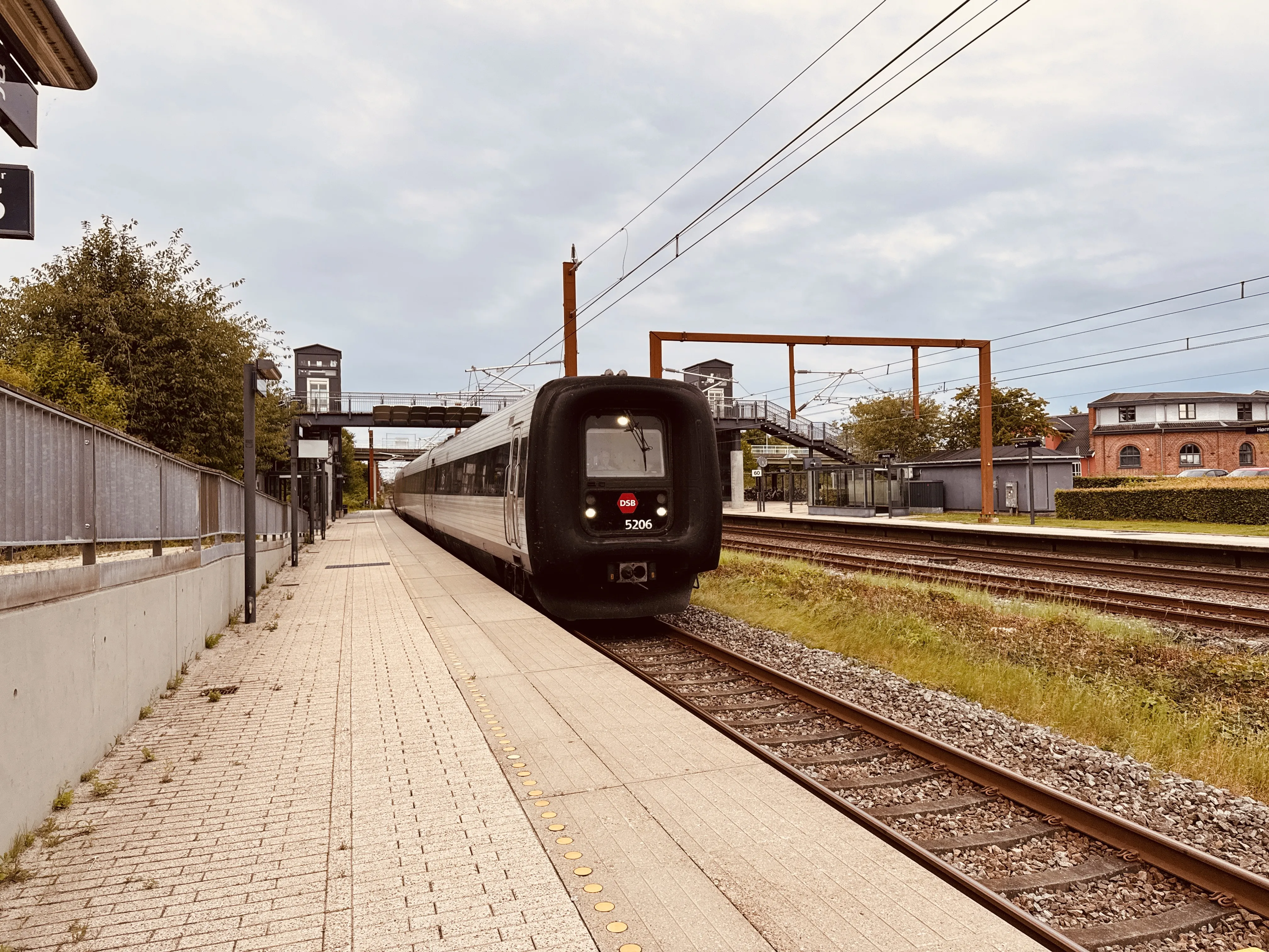 Billede af DSB MF 5006 fotograferet ud for Hørning Trinbræt. Billede af DSB MF 5006 fotograferet ud for Hørning Trinbræt.