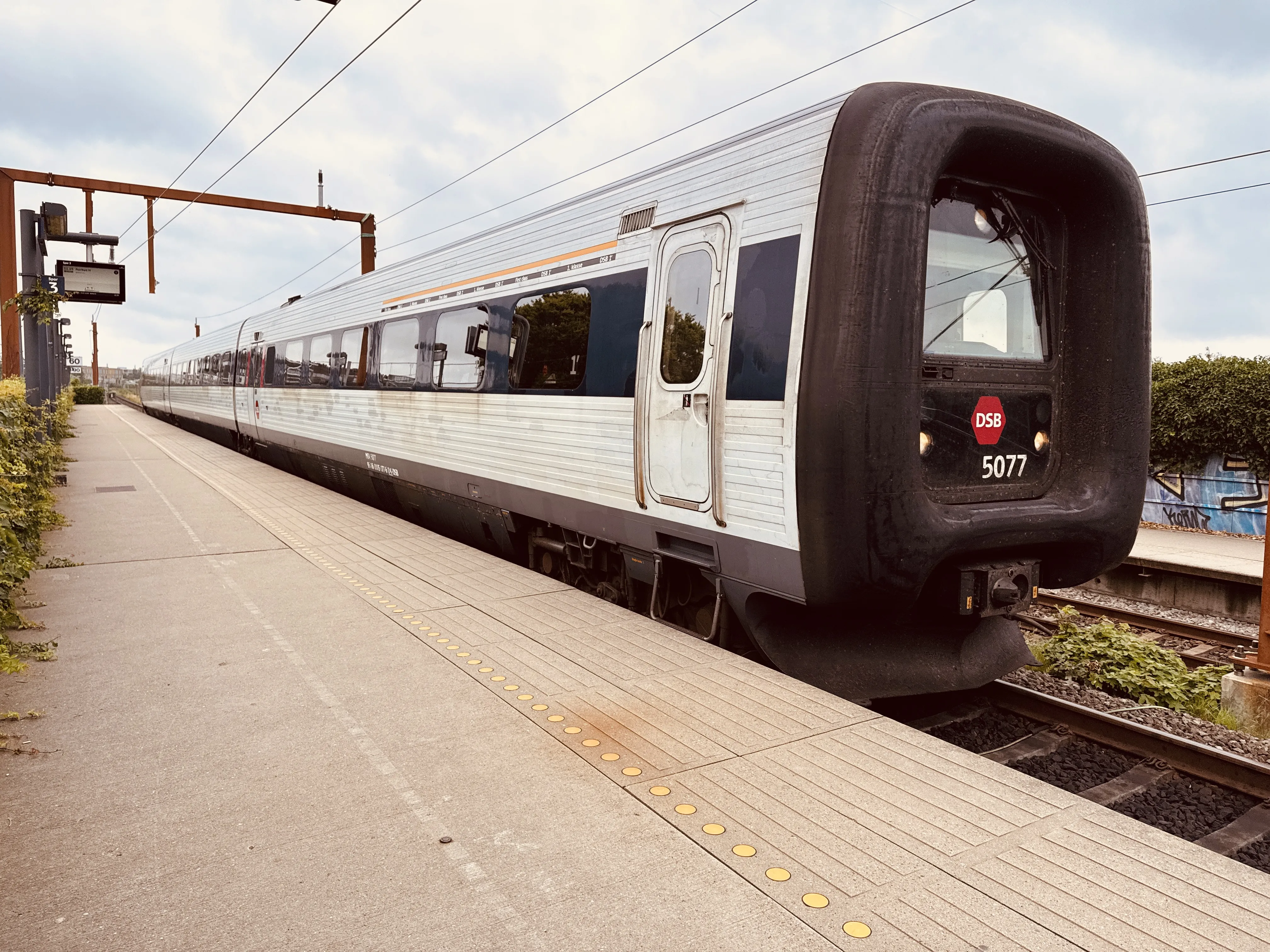 Billede af DSB MF 5077 fotograferet ud for Viby Jylland Trinbræt. Billede af DSB MF 5077 fotograferet ud for Viby Jylland Trinbræt.