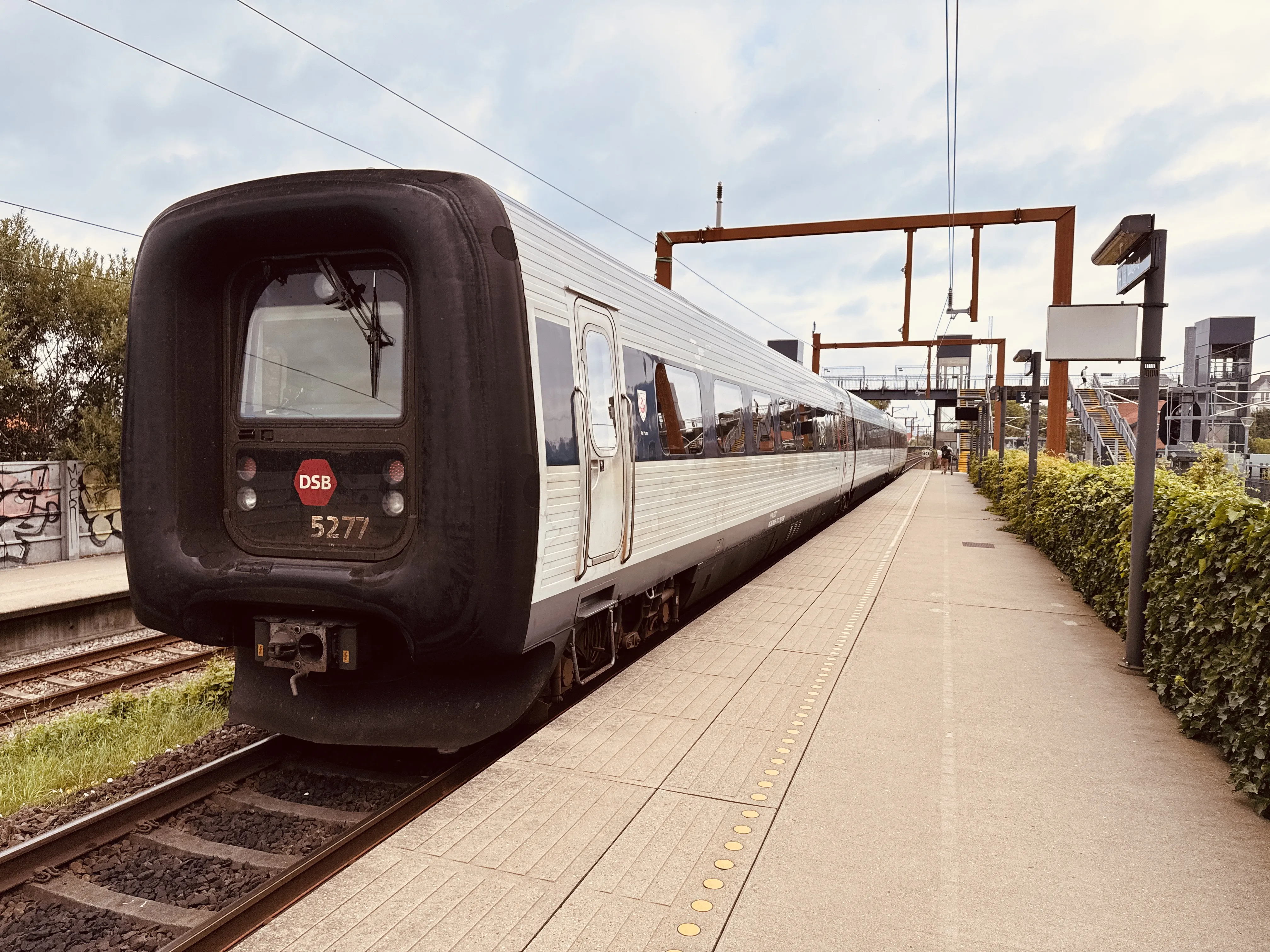 Billede af DSB MF 5077 fotograferet ud for Viby Jylland Trinbræt. Billede af DSB MF 5077 fotograferet ud for Viby Jylland Trinbræt.