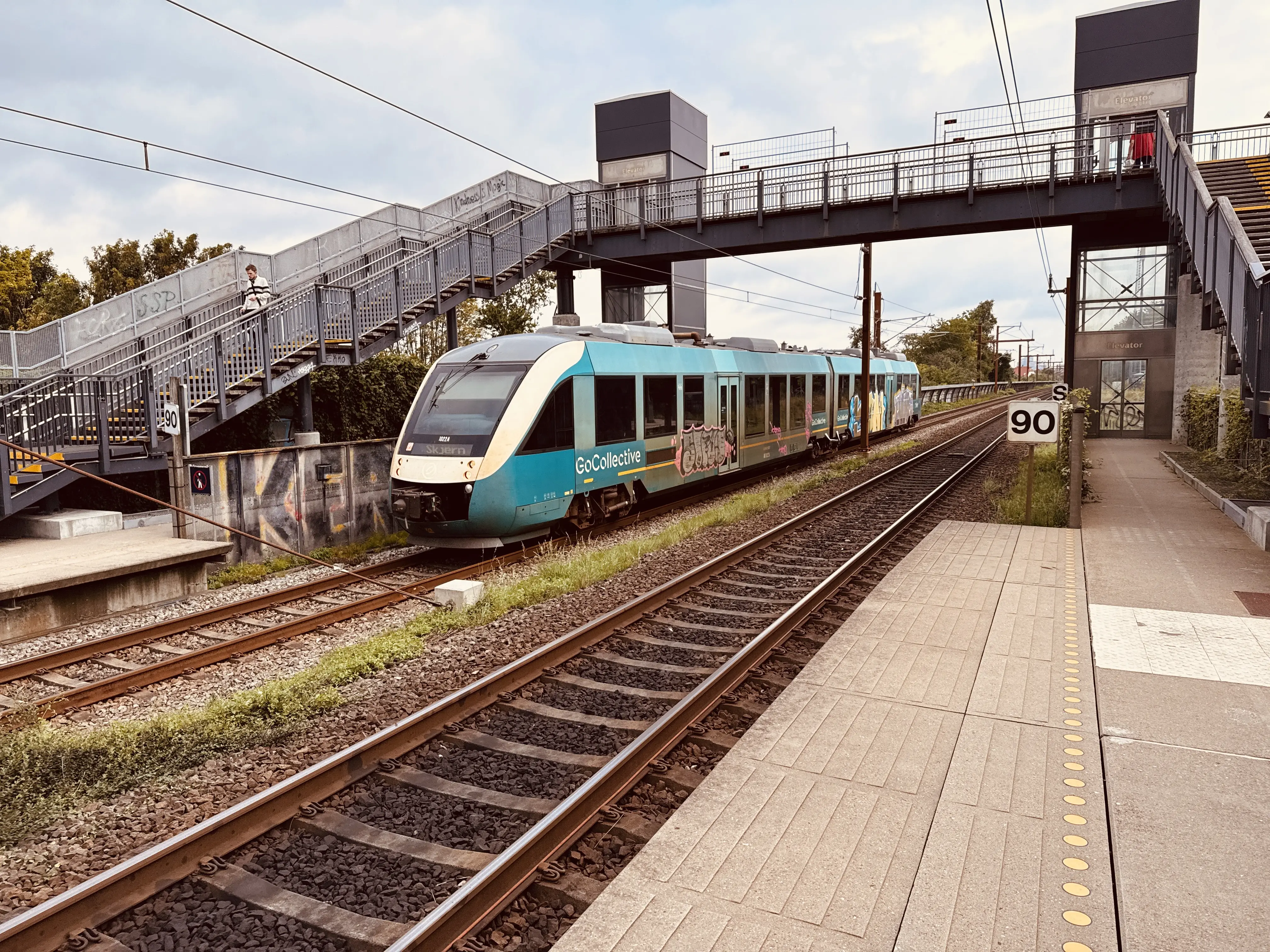 Billede af GoCollective AR 1022, tidligere ARRIVA AR 1022 fotograferet ud for Viby Jylland Trinbræt. Billede af GoCollective AR 1022, tidligere ARRIVA AR 1022 fotograferet ud for Viby Jylland Trinbræt.