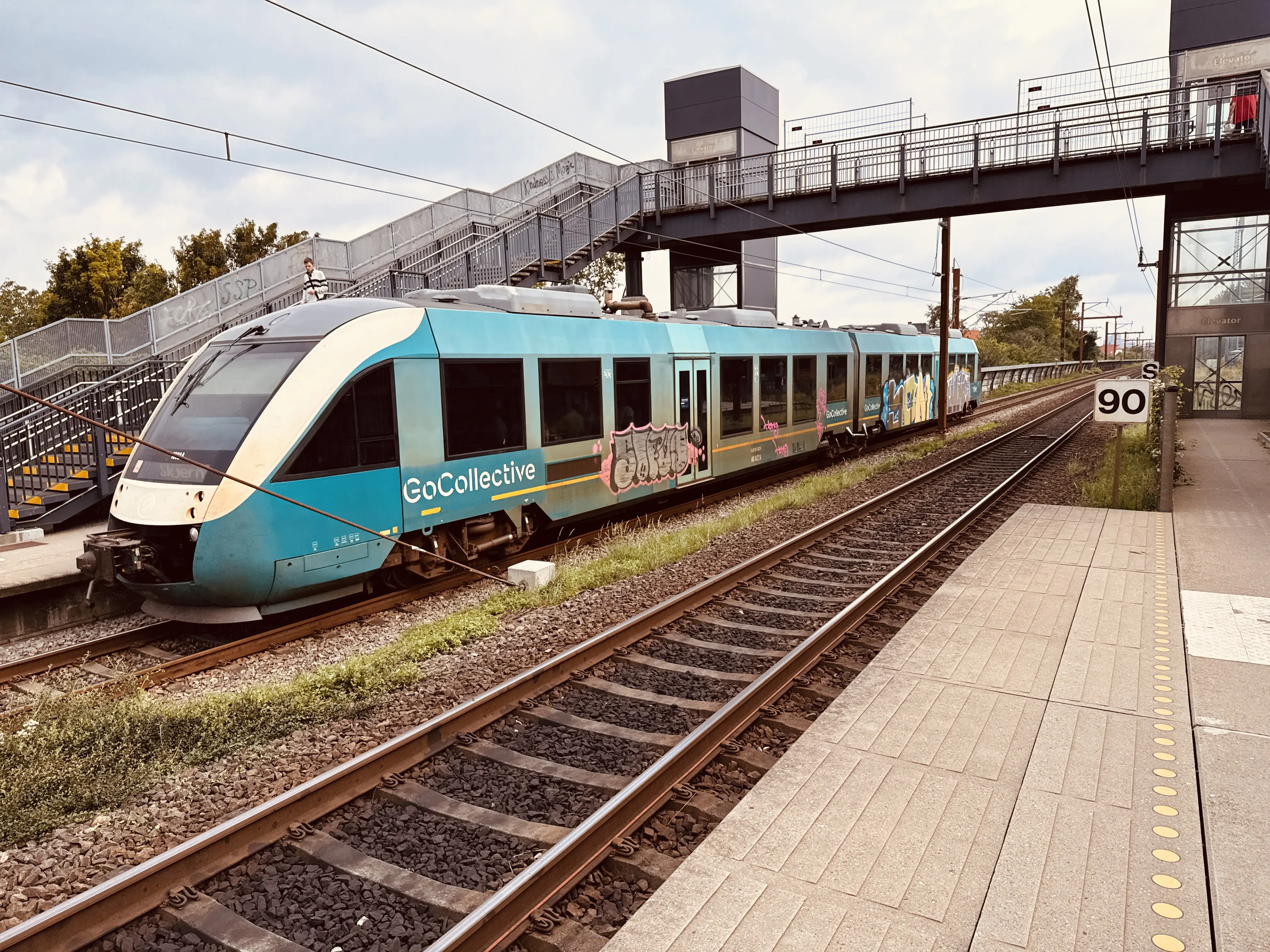 Billede af GoCollective AR 1022, tidligere ARRIVA AR 1022 fotograferet ud for Viby Jylland Trinbræt. Billede af GoCollective AR 1022, tidligere ARRIVA AR 1022 fotograferet ud for Viby Jylland Trinbræt.