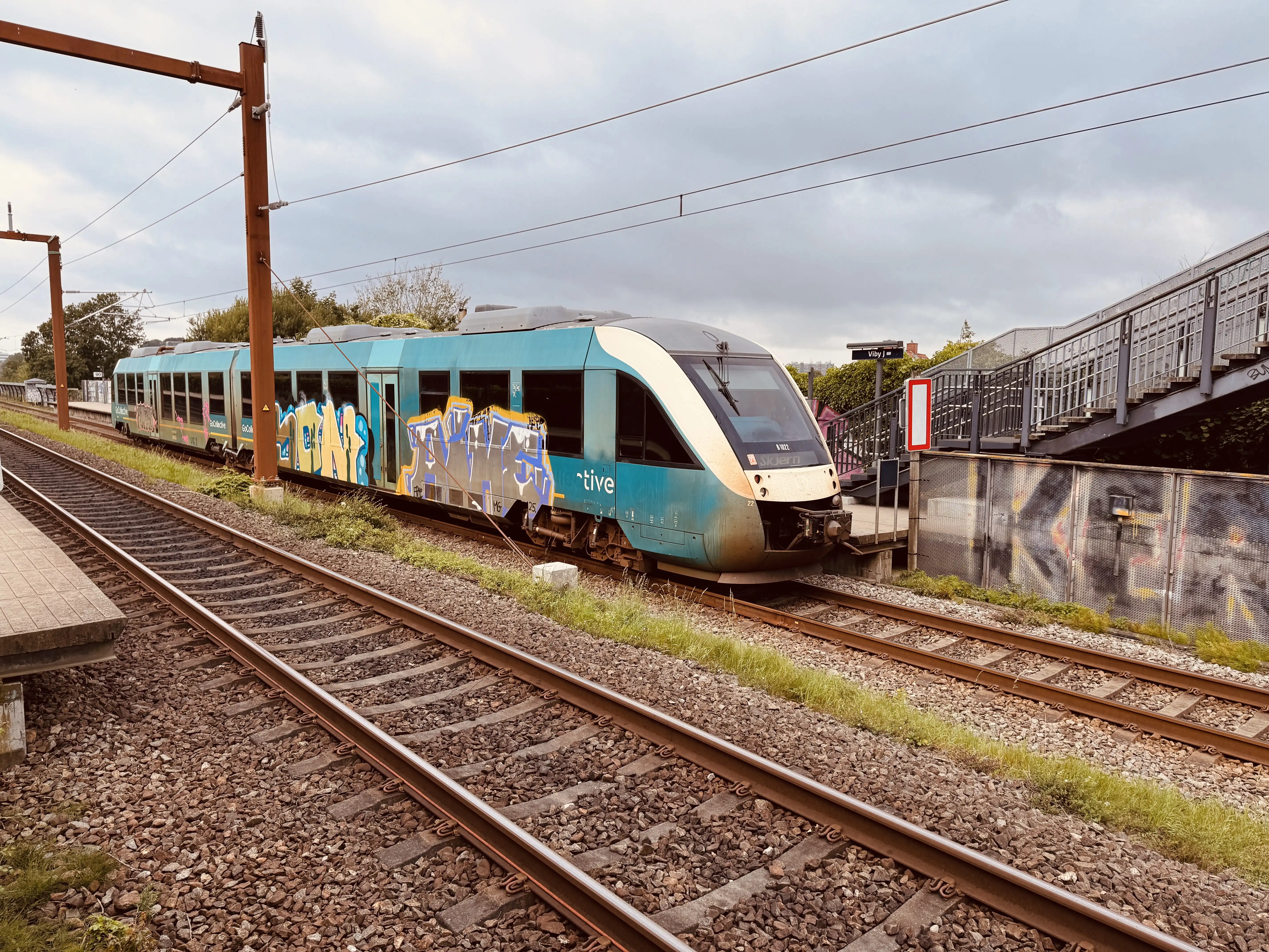 Billede af GoCollective AR 1022, tidligere ARRIVA AR 1022 fotograferet ud for Viby Jylland Trinbræt. Billede af GoCollective AR 1022, tidligere ARRIVA AR 1022 fotograferet ud for Viby Jylland Trinbræt.