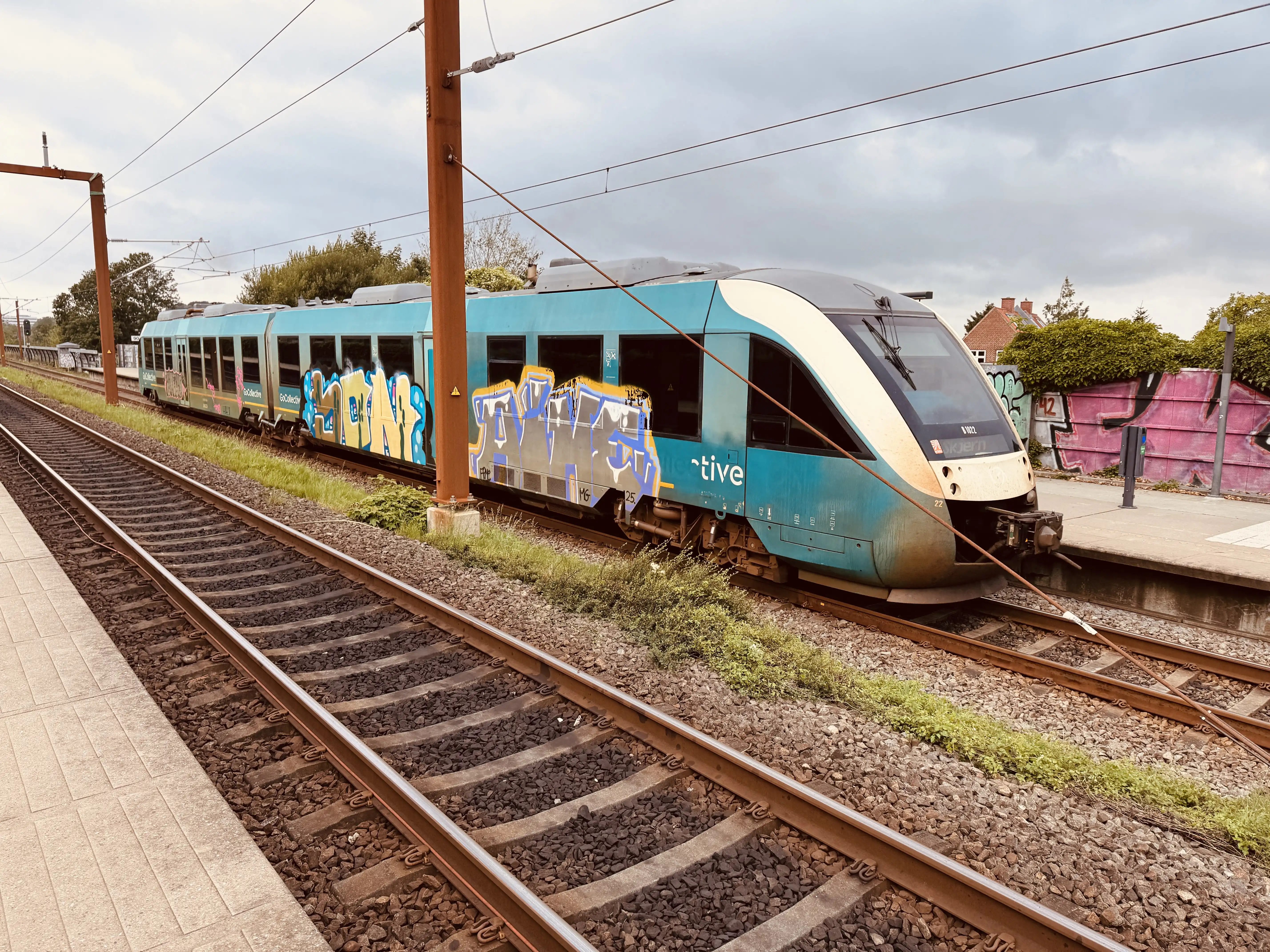 Billede af GoCollective AR 1022, tidligere ARRIVA AR 1022 fotograferet ud for Viby Jylland Trinbræt. Billede af GoCollective AR 1022, tidligere ARRIVA AR 1022 fotograferet ud for Viby Jylland Trinbræt.