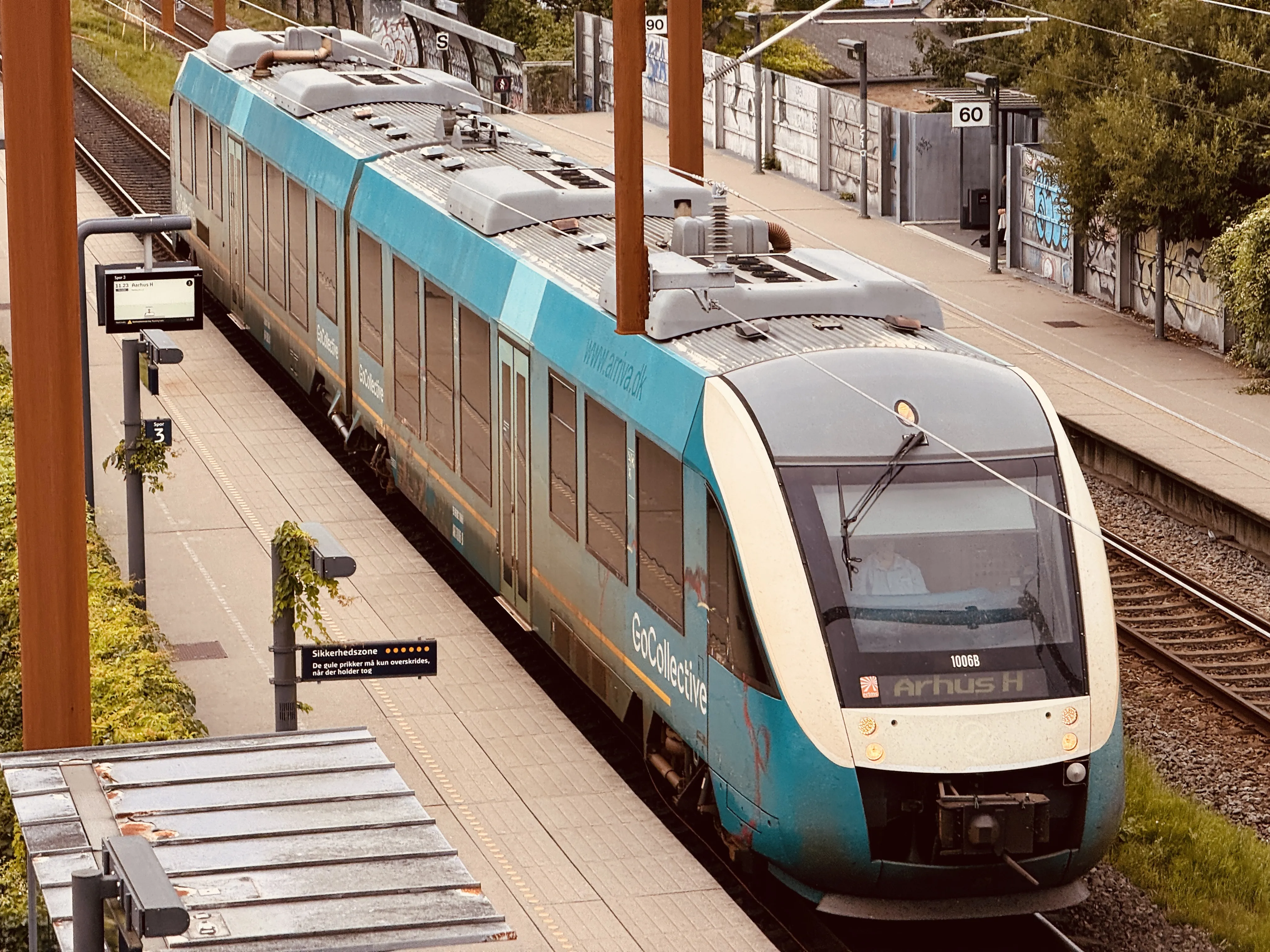 Billede af GoCollective AR 1006, tidligere ARRIVA AR 1006 fotograferet ud for Viby Jylland Trinbræt. Billede af GoCollective AR 1006, tidligere ARRIVA AR 1006 fotograferet ud for Viby Jylland Trinbræt.
