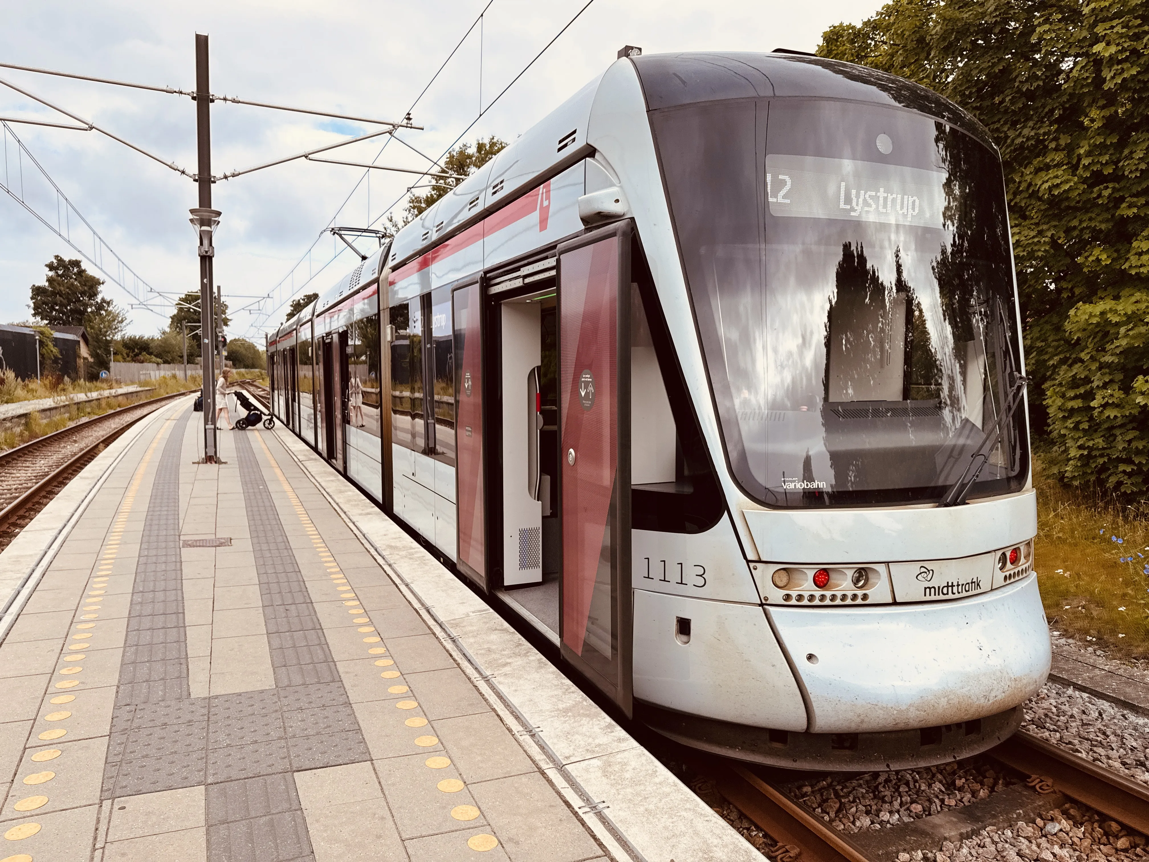 Billede af Aarhus Letbane togsæt 1113 fotograferet ud for Tranbjerg Letbanestation.
