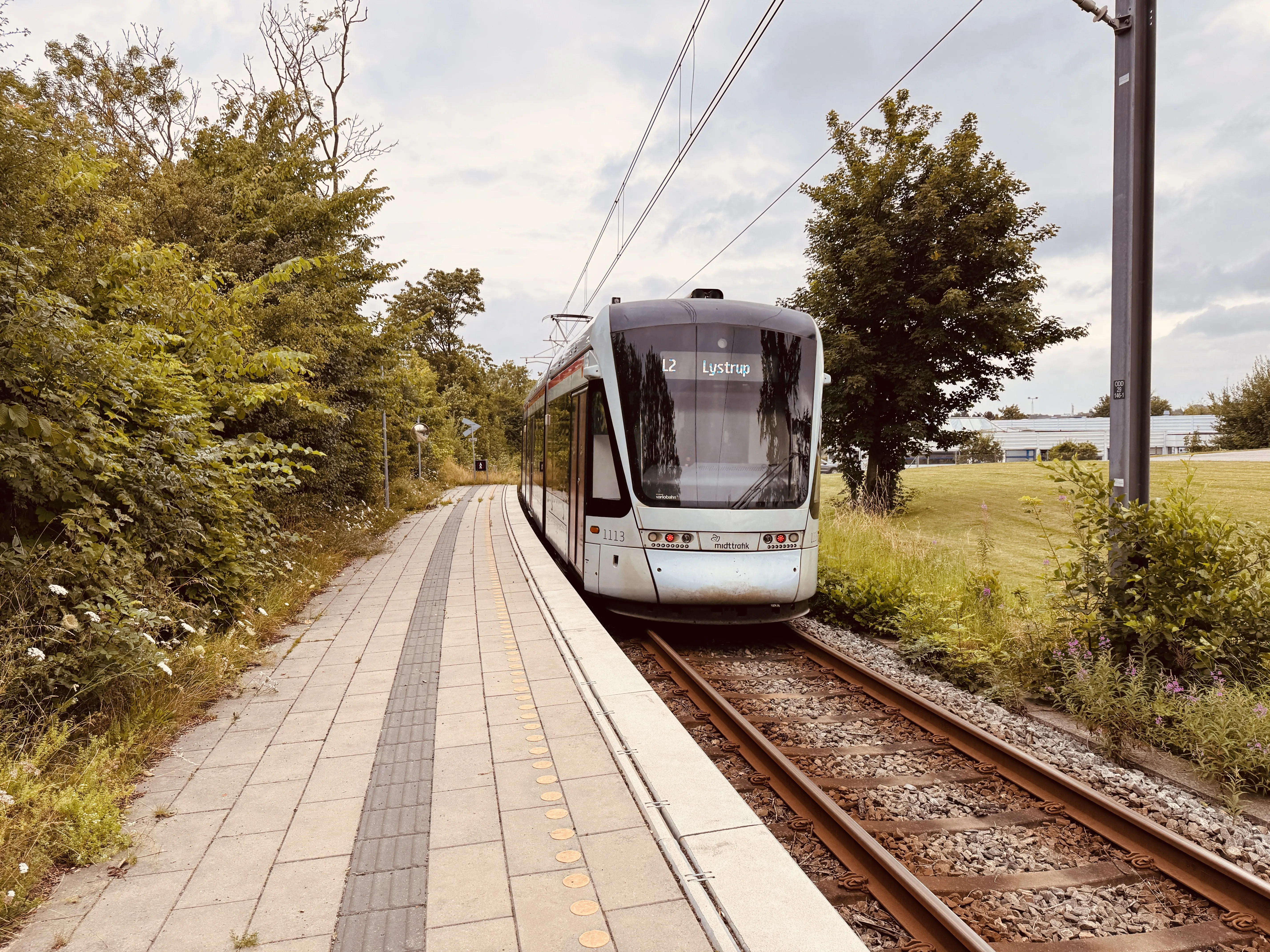 Billede af Aarhus Letbane togsæt 1113 fotograferet ud for Gunnar Clausensvej Letbanestation. Billede af Aarhus Letbane togsæt 1113 fotograferet ud for Gunnar Clausensvej Letbanestation.