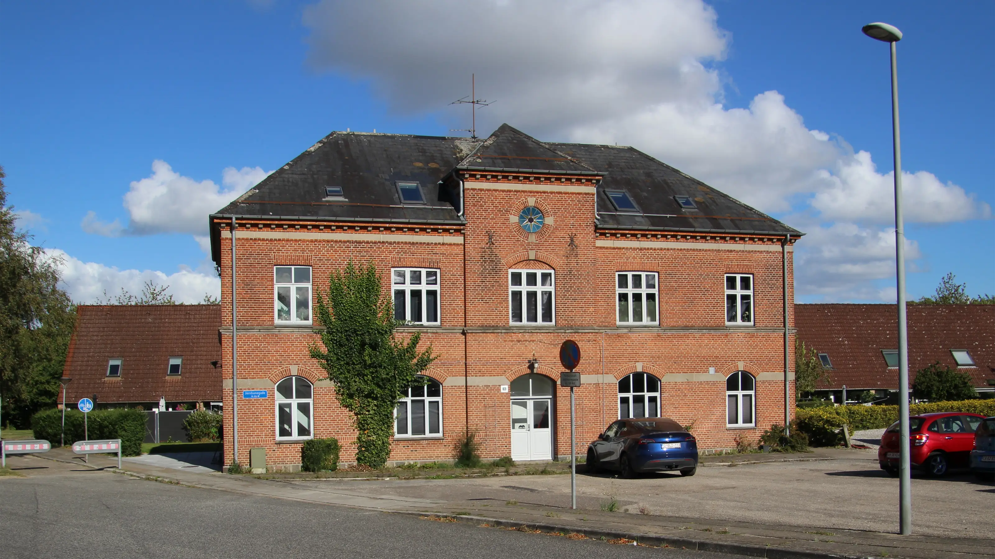 Billede af Kjellerup Station set fra vejsiden. Billede af Kjellerup Station set fra vejsiden.
