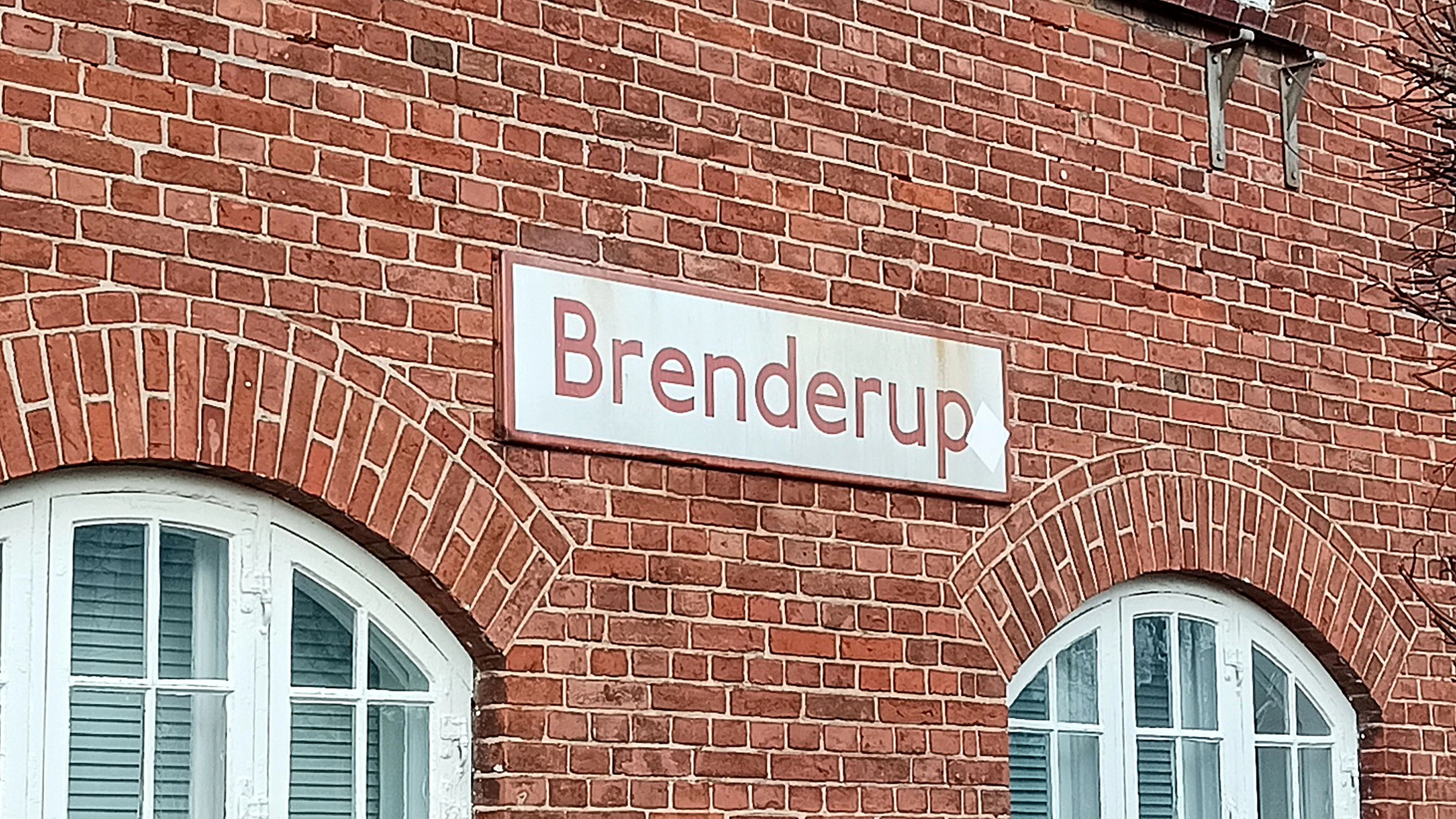 Billede af stationsskiltet på Brenderup Station. Billede af stationsskiltet på Brenderup Station.