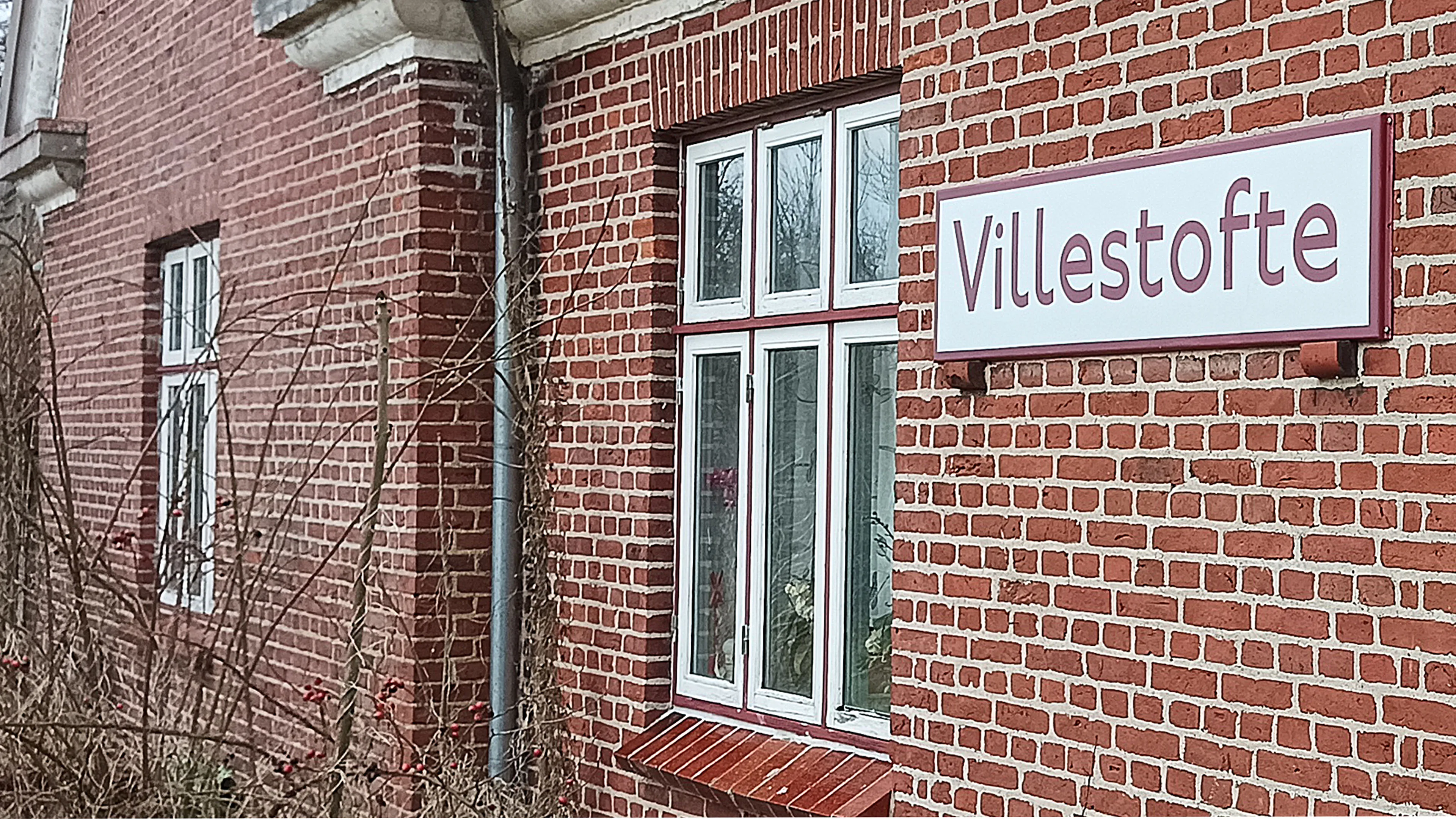 Billede af stationsskiltet på Villestofte Station. Billede af stationsskiltet på Villestofte Station.