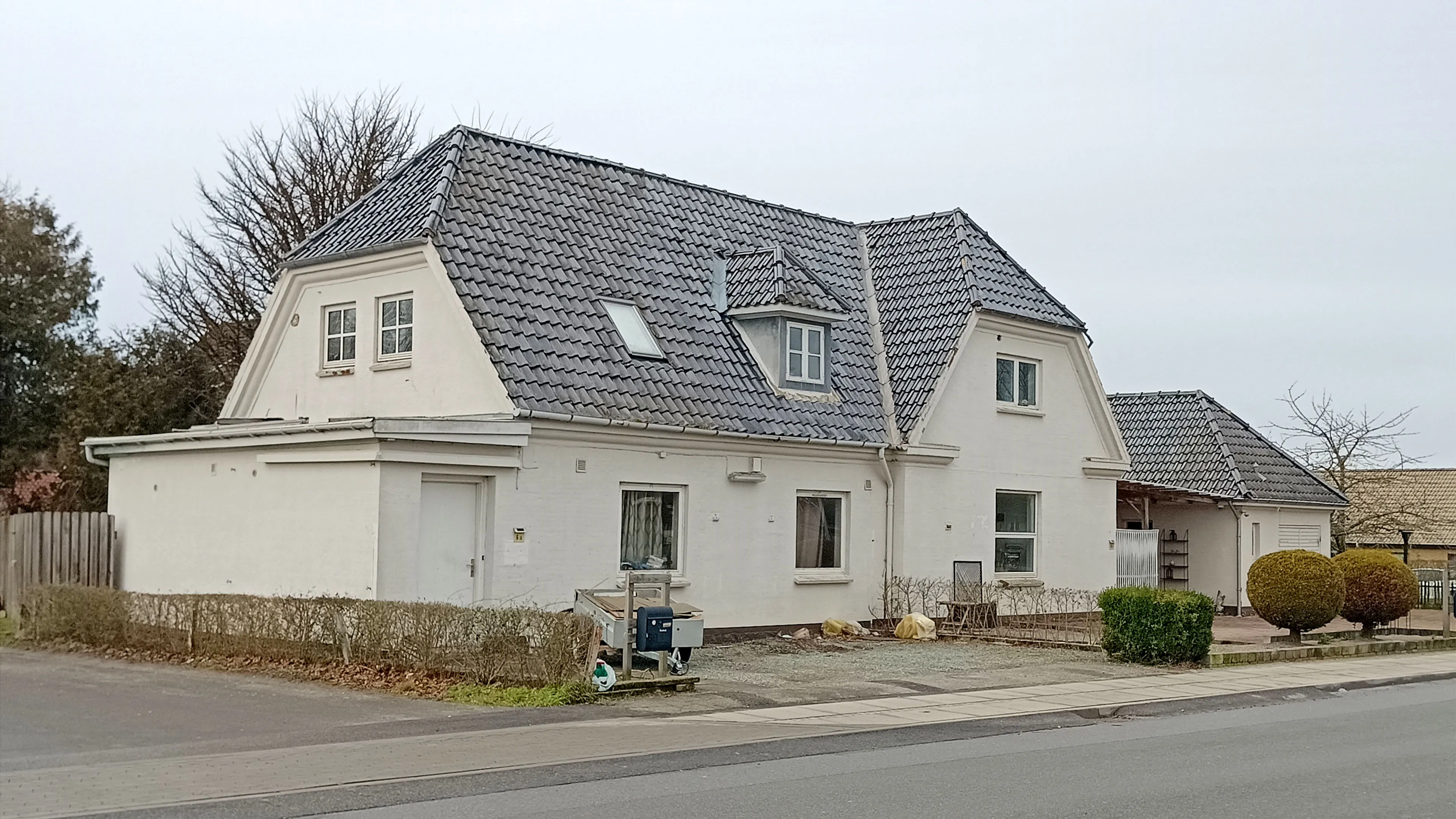 Billede af Morud Station set fra vejsiden. Billede af Morud Station set fra vejsiden.