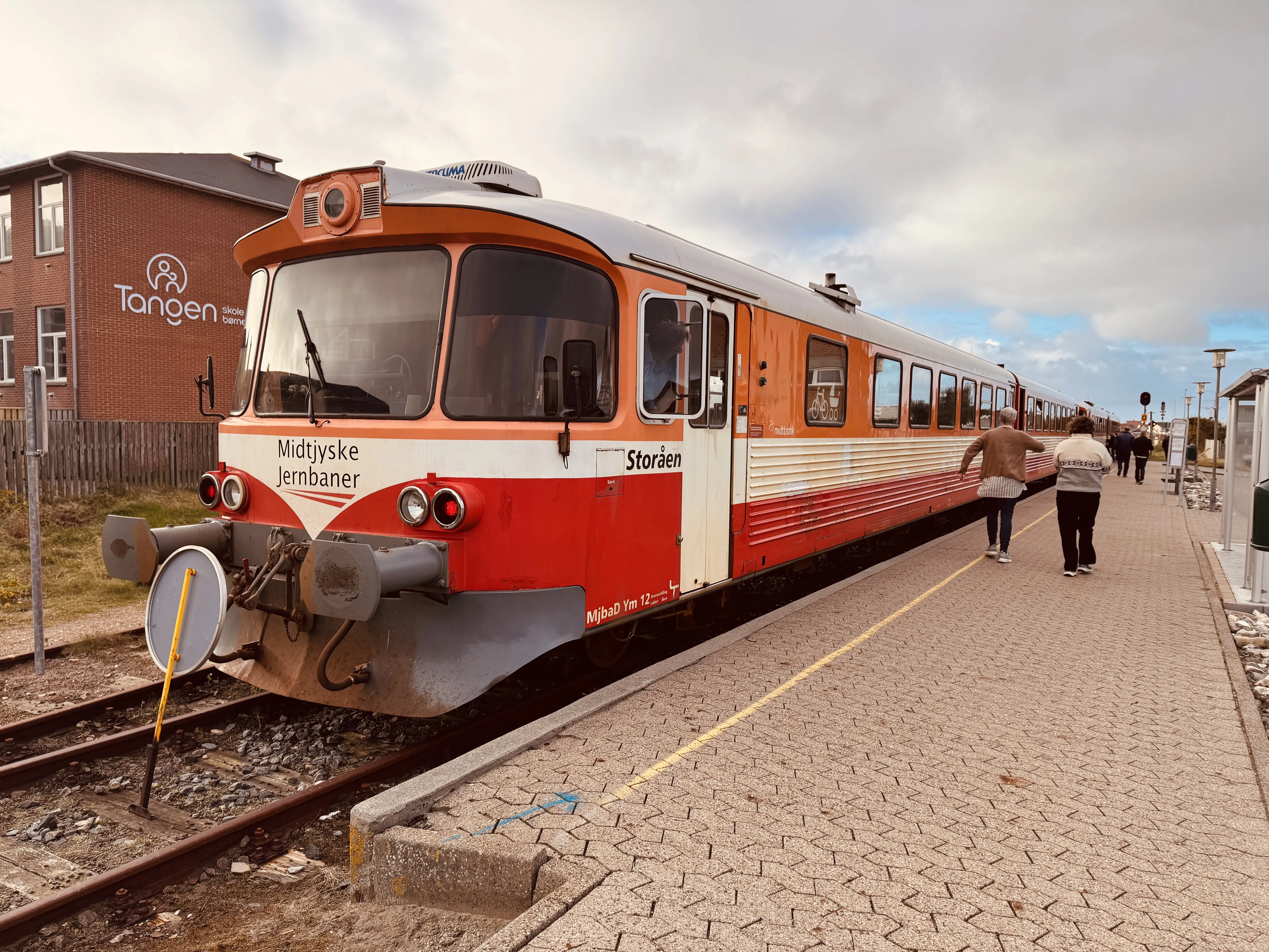 Billede af MjbaD YM 12, tidligere VLTJ YM 12 fotograferet ud for Thyborøn Havn Trinbræt. Billede af MjbaD YM 12, tidligere VLTJ YM 12 fotograferet ud for Thyborøn Havn Trinbræt.